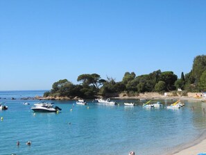 A beach with boats, clear water, and trees. - Duplex terrace with sea view 3 minutes' walk from the most beautiful beaches (Ajaccio)