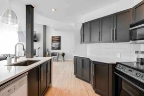 Fridge, microwave, oven, stovetop - Luxury Retreat CITQ 308338 (Mont-Tremblant)