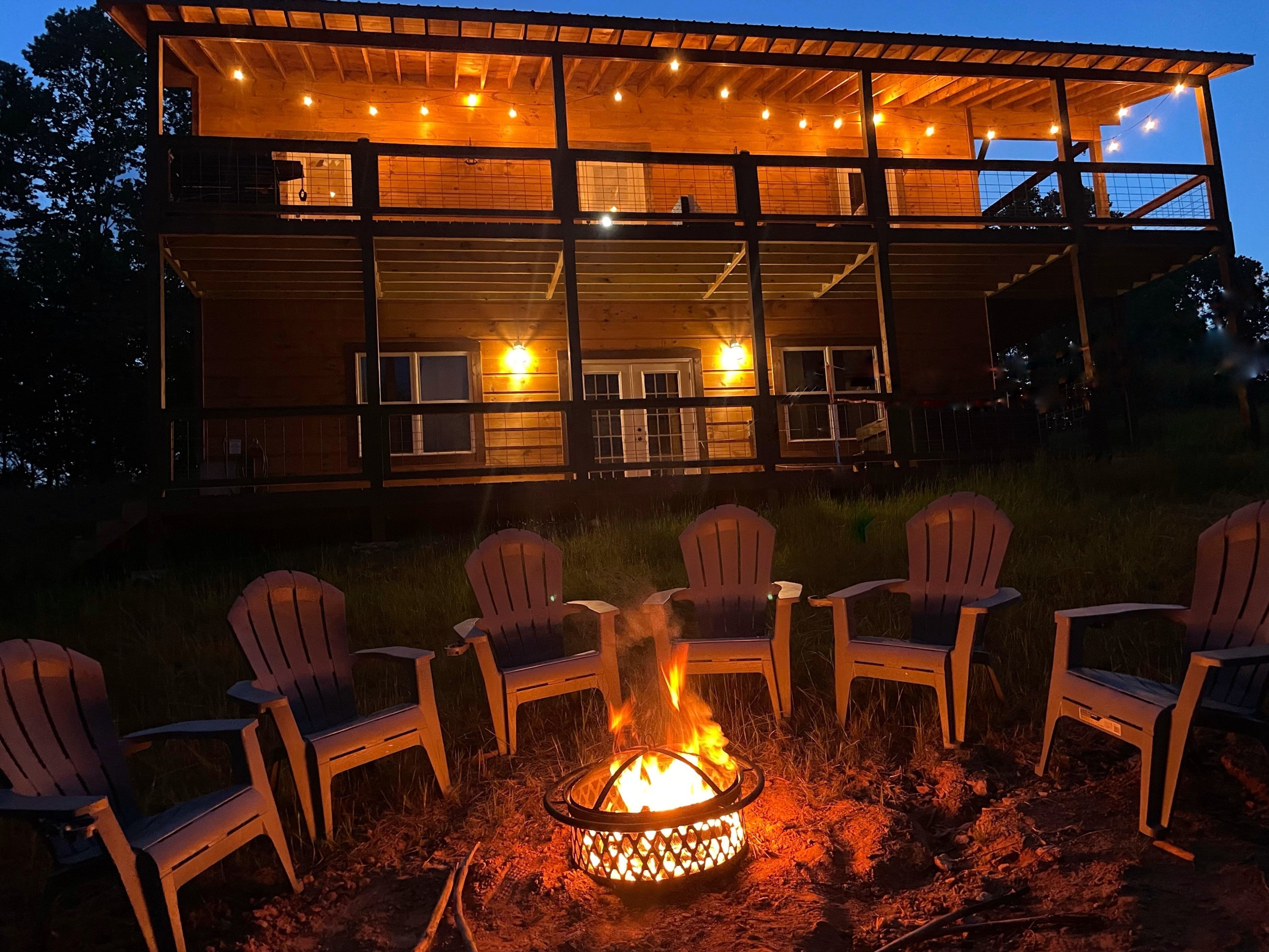 Peaceful, rustic, luxurious, with mountain views and hot tub!