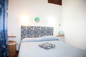 1 chambre, fer et planche à repasser