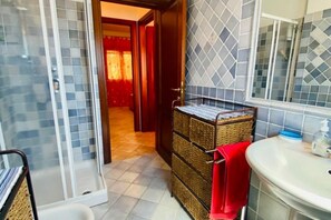 Dusche, Haartrockner, Bidet