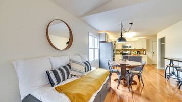 5 bedrooms, desk, iron/ironing board, free internet