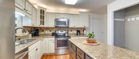 Réfrigérateur, micro-ondes, plaque de cuisson, lave-vaisselle