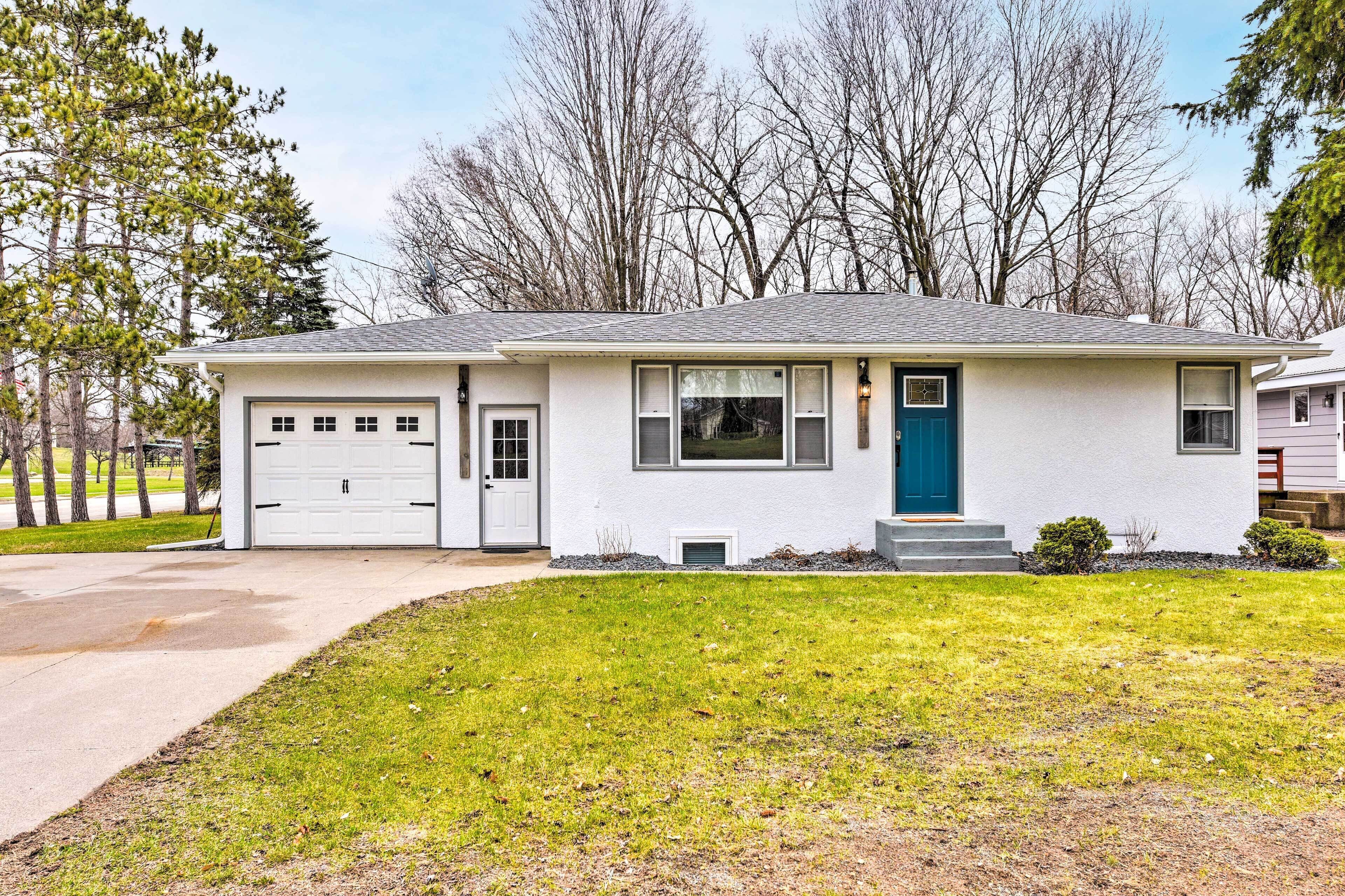 Charming Retreat w/ Deck - Walk to Lake Pepin