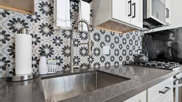 Réfrigérateur, micro-ondes, four, plaque de cuisson