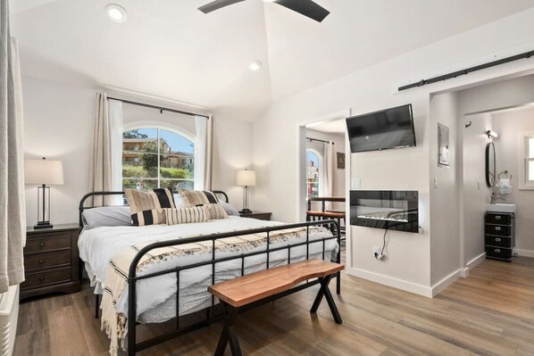 5 bedrooms, desk, travel cot, free WiFi