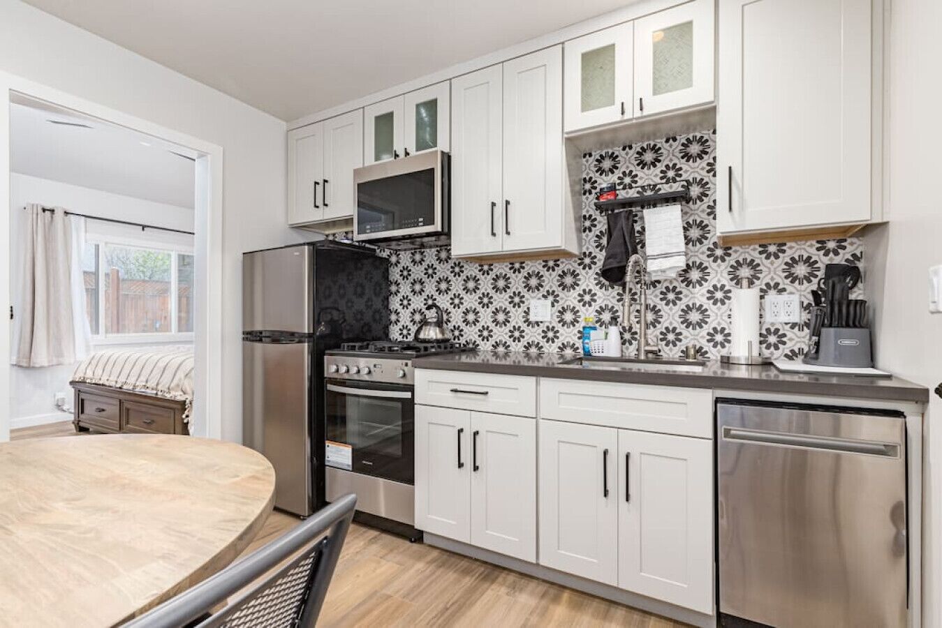 Kjøleskap, mikrobølgeovn, ovn og kokeplater