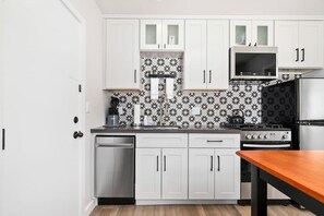 Réfrigérateur, four à micro-ondes, un four, surface de cuisson