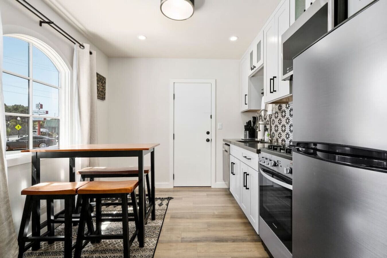 Refrigerador, microondas, horno y parrilla de estufa 