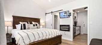 Coastal Retreat walking distance to Main Beach!