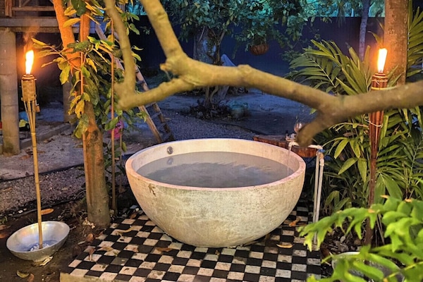 Bañera de hidromasaje al aire libre