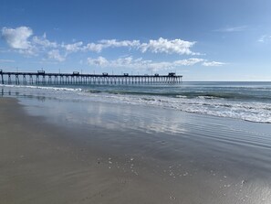 Playa en los alrededores, camastros y toallas de playa 
