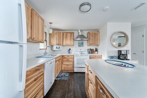 ثلاجة، ميكروويف، فرن، موقد طهي مسطح