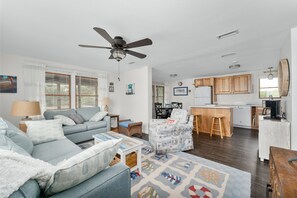 TV - 7587- Barefoot Beachcomber,  | Oceanside | Kinnakeet Shores | Avon | Sleeps 7 (Avon)