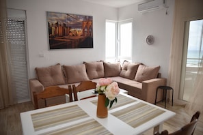 Standard-Apartment, 2 Schlafzimmer (A19) | Wohnbereich | Flachbildfernseher