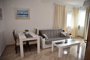 Deluxe-Apartment, 1 Schlafzimmer (A12) | Wohnbereich | Flachbildfernseher