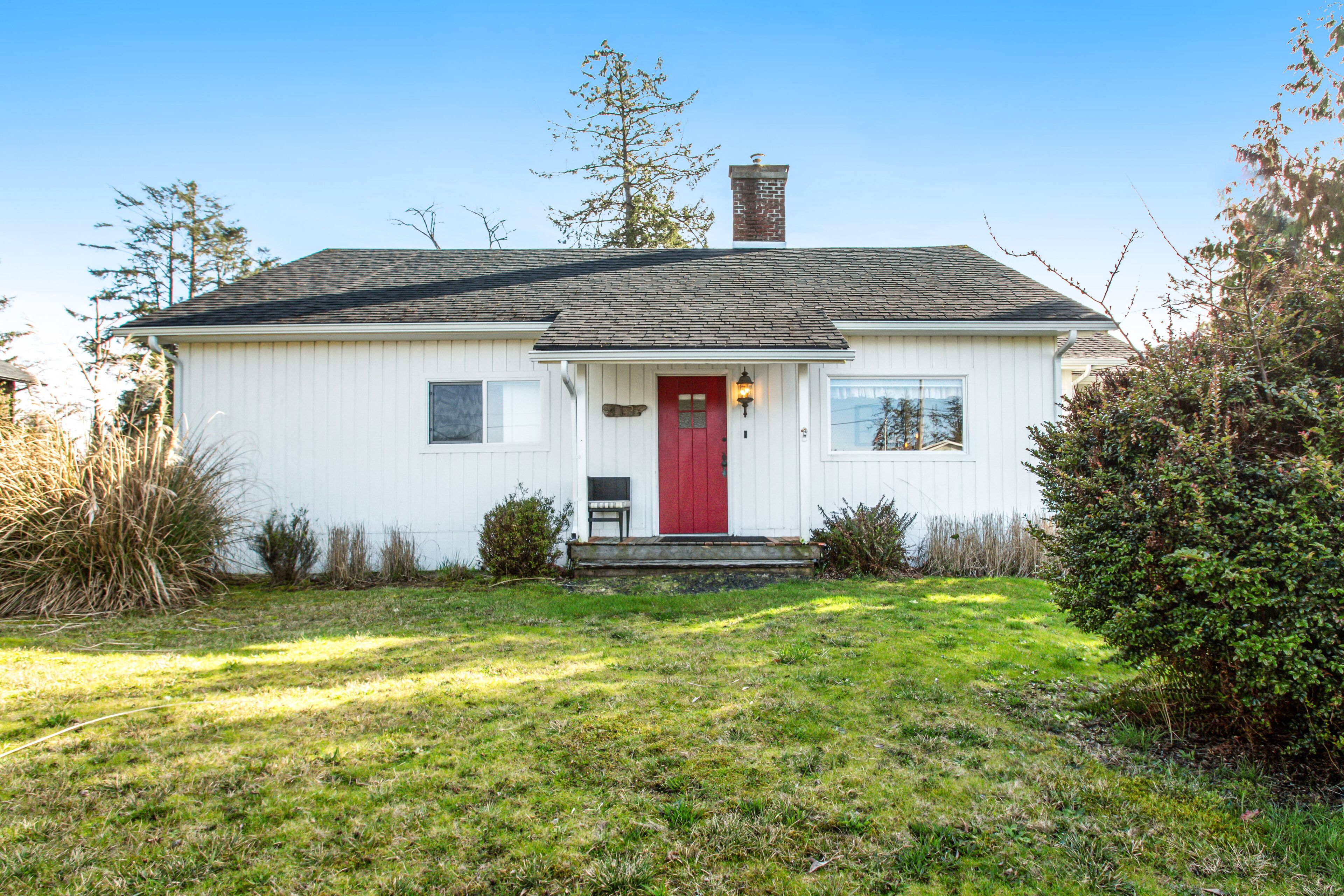 Home with spacious backyard, wood stove, W/D & free WiFi - short drive to beach
