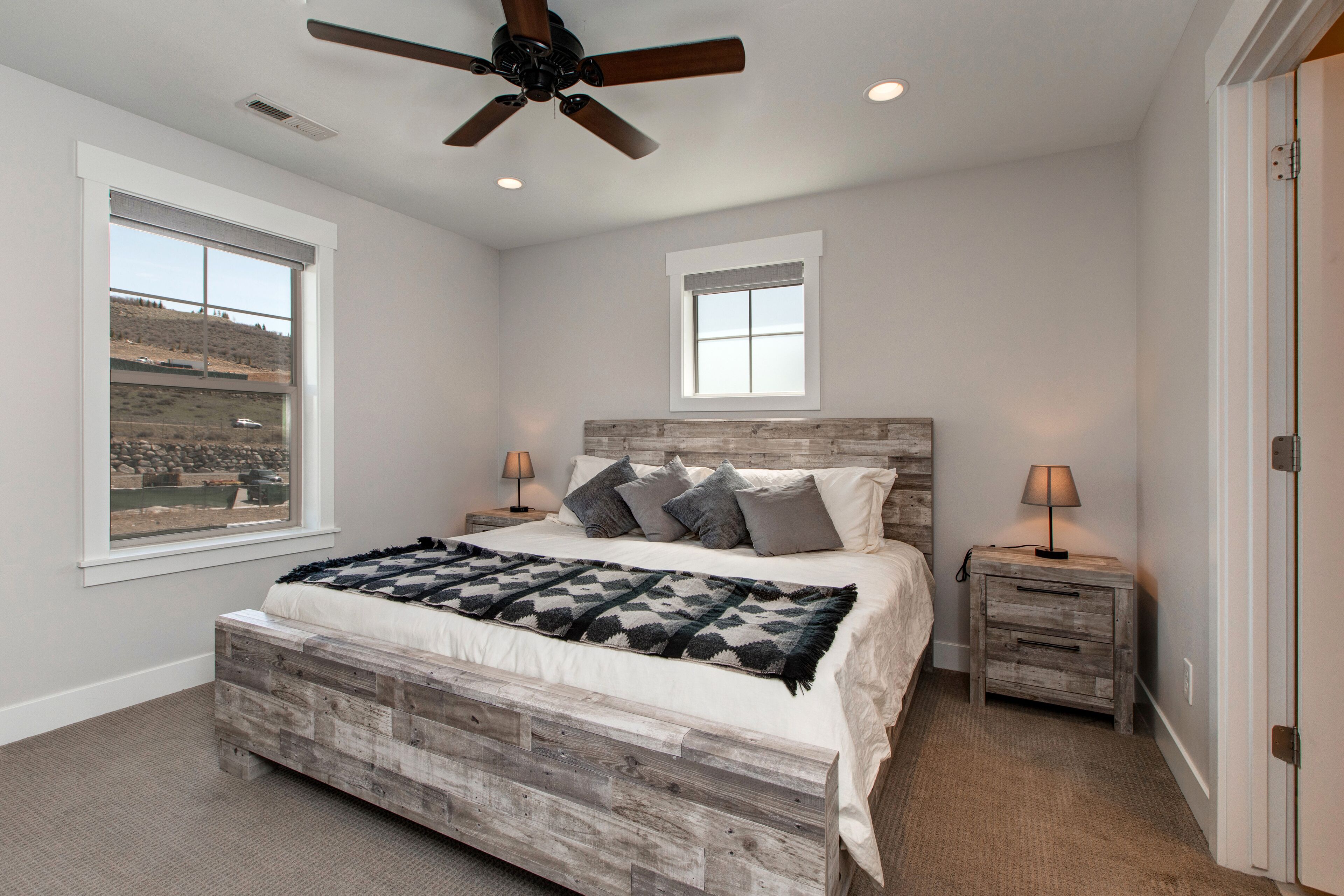 4 間睡房、書桌、熨斗/熨衫板、上網