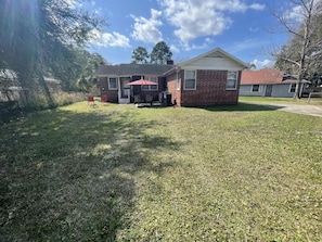 fully fenced back yard - Comfy pet friendly home fully fenced yard mins to downtown (Jacksonville)