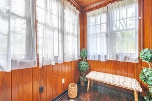 meditation room - Comfy pet friendly home fully fenced yard mins to downtown (Jacksonville)