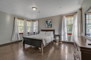 master room - Comfy pet friendly home fully fenced yard mins to downtown (Jacksonville)