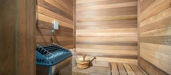 Historic Front St Loft w/Sauna! Best location in Heart of Downtown Wilmington