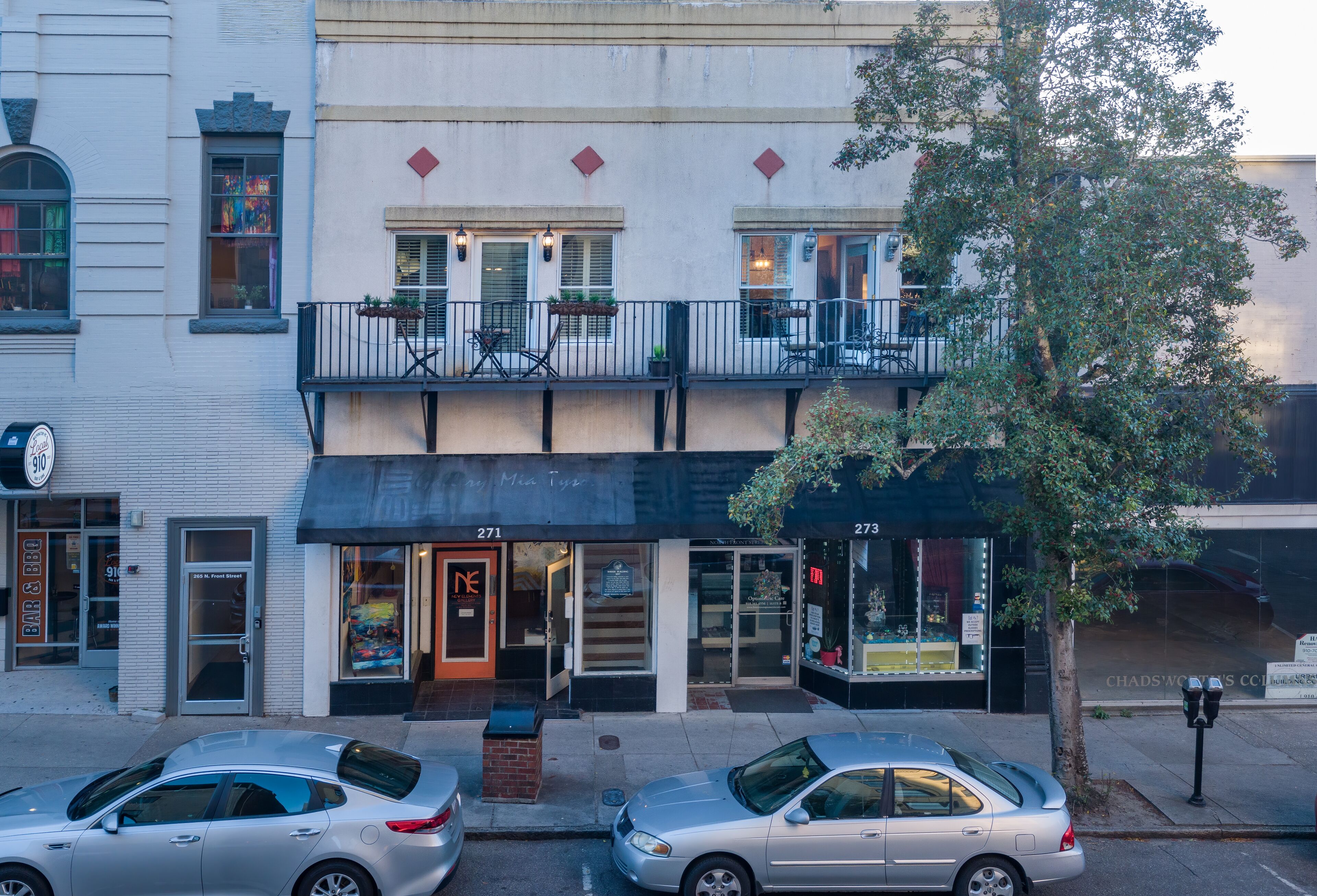 Un immeuble de deux étages, avec un bar au rez-de-chaussée et un restaurant au premier étage.