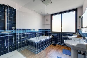 Bathtub, hair dryer, towels - Maison Design à Clamart (Clamart)