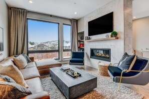 Smart TV, chimenea, videojuegos y libros 