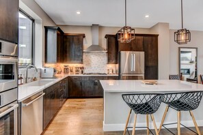 Geladeira, micro-ondas, fogão, cooktop