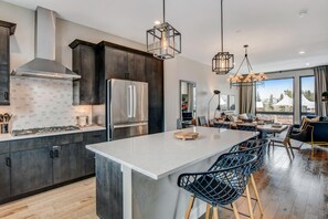 Geladeira, micro-ondas, fogão, cooktop