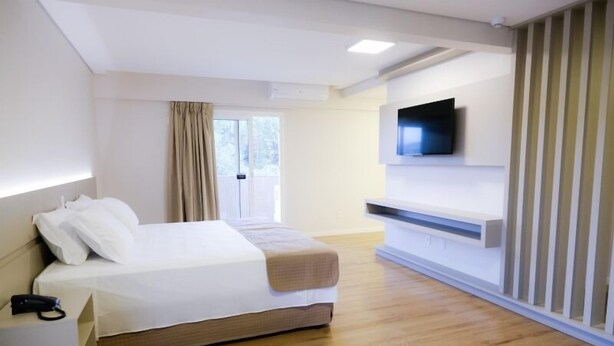 مكتب ومساحة عمل للكمبيوتر المحمول وستائر تعتيم وتجهيزات عازلة للصوت
