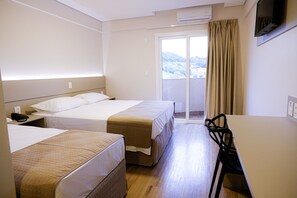 이그제큐티브룸 | 각각 다른 스타일의 인테리어, 각각 다르게 가구 비치, 책상, 노트북 작업 공간