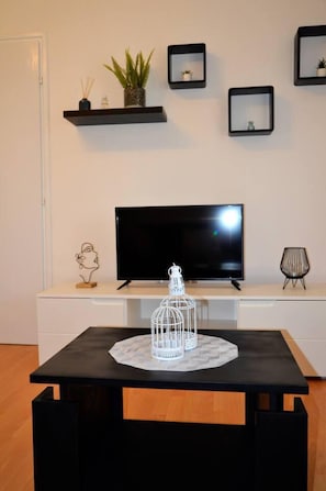 Appartamento, letti multipli | Area soggiorno | TV 30 pollici con canali via cavo