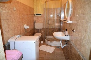 Căn hộ, nhiều giường | Phòng tắm | Buồng tắm vòi sen, máy sấy tóc, khăn tắm 