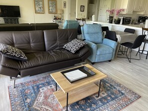 Smart-TV, DVD-spiller og bøker