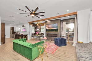 Smart TV, caminetto, libri, impianto stereo