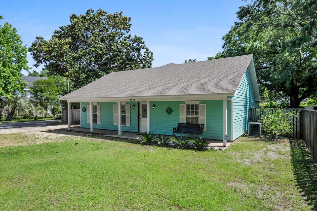 Gulf Breeze Getaway! Minutes to Beach, Aquarium, Shopping, Entertainment & More!