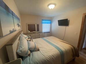 3 bedrooms, iron/ironing board, WiFi, bed sheets - Bridges Bay cabin#52 - sleeps 10 (Arnolds Park)