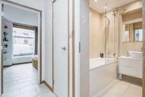Combined shower/tub, hair dryer, towels, soap - Central Holborn, lovely and bright apartment for 4, Air-Con (London)