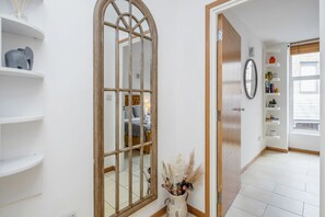 1 bedroom, iron/ironing board, travel crib, free WiFi - Central Holborn, lovely and bright apartment for 4, Air-Con (London)