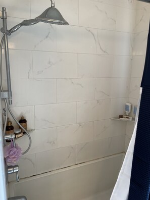 Combined shower/bathtub, towels, soap, toilet paper - Arden Park Family Getaway (Sacramento)