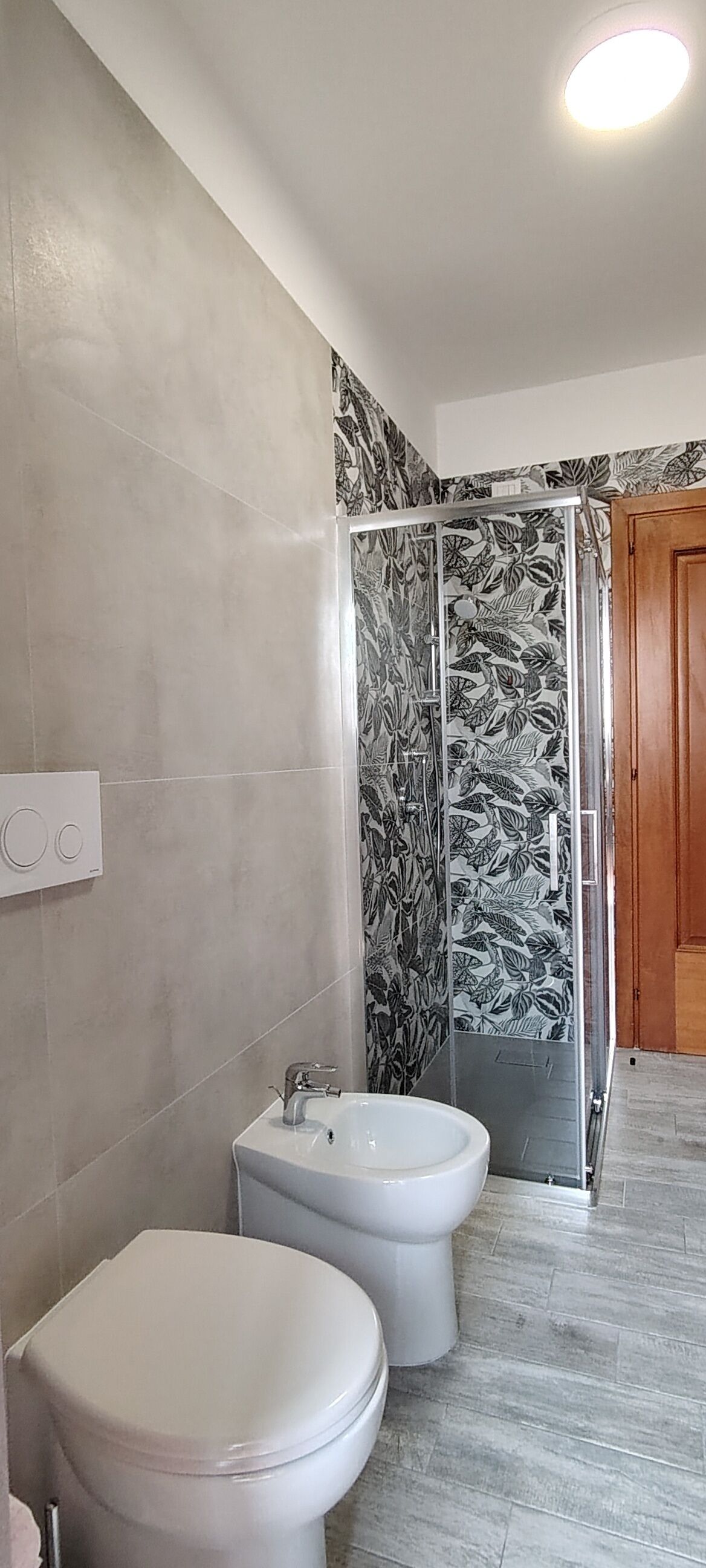 Douche, sèche-cheveux, bidet, serviettes fournies