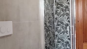 Douche, sèche-cheveux, bidet, serviettes fournies