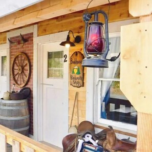 Un bâtiment rustique en bois, sur lequel on peut lire l’inscription : « Atelier de forgeron de Brinkhouse ».