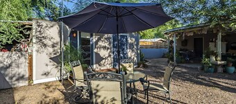 Cute Peaceful Tiny House Getaway w/ Backyard - Low Summer Rates! 🏡