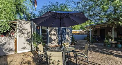 Cute Peaceful Tiny House Getaway w/ Backyard - Low Summer Rates! 🏡