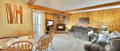 Smart-tv, een open haard, een dvd-speler en boeken