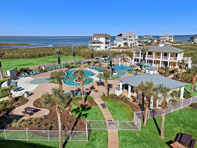 Water Front Views, Modern Farmhouse Vibe, Bunkroom, Private Beachfront Resort