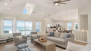 Älytelevisio, takka, DVD-soitin, kirjoja